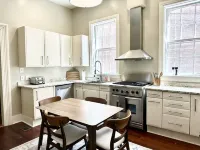 Large City Center House - 7 BEDS/2 BA w/ parking - 3-Star