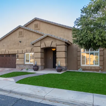 Phoenix Vacation Home -- Pool, Spa, Basketball & Putting Green Отели рядом с достопримечательностью «Саут Маунтин Парк Сценик Драйв»