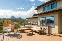 Expansive 270° Red Rock Views, nearby Hiking, Hot Tub, 4-minute walk to uptown! - 4-نجوم