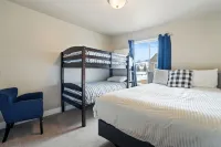 Lots of extras! Pickleball, corn hole, ping pong table, beach toys! - Wifi