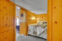 Waterfront, large covered boat slip provided, carport for 1 plus xtra parking - Chalets