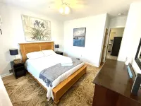 Dog-Friendly Oceanfront Getaway - Walk to Dining - Private Beach Access - Balkoner