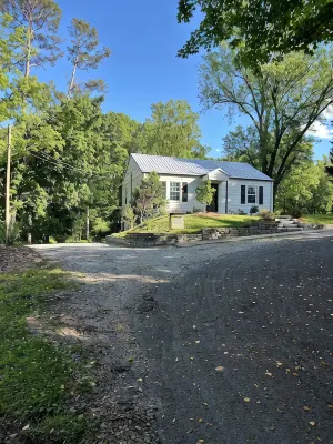 The Finch Cottage Charming 2-bedroom cottage  Historical District Mount Airy