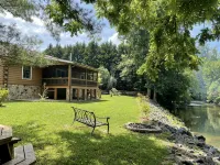 Tranquil Riverfront Retreat - Hytter
