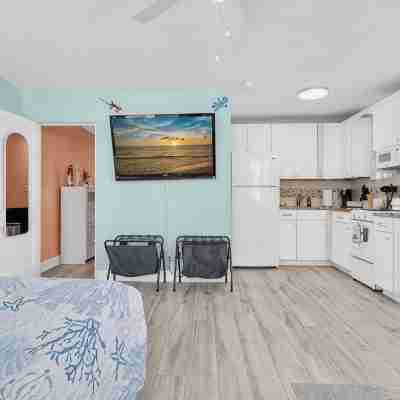 Cozy St. Pete Beach condo - Steps to the beach & sunsets + Heated pool Rooms