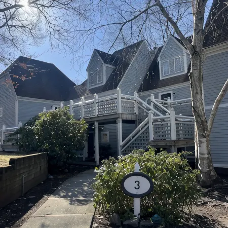 Cozy newly renovated condo, in Norwich, CT. 3 mins from Mohegan Sun Casino.