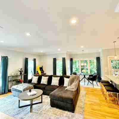 Modern House in Clifton Gaslight - 3 BR 3BA with Walkable Shops and Restaurants Others