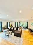 Modern House in Clifton Gaslight - 3 BR 3BA with Walkable Shops and Restaurants - Bungalows
