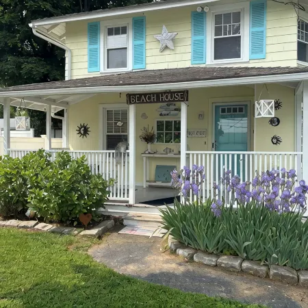 Beautiful old style beach cottage Walk to beach/ restaurants Center of town