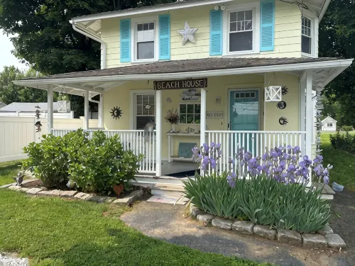 Beautiful old style beach cottage Walk to beach/ restaurants Center of town - Wifi