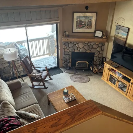 Charming 2-bedroom condo in delightful Mammoth Lakes with fitness room, WiFi