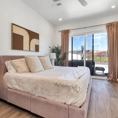 Luxury 6 Bed Heated Private Pool, Hot Tub, Game Room, near Zions on Golf Course