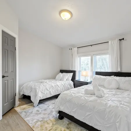 5 mins to Grand Park, 15 mins to Ruoff, pet-friendly, peaceful environment!