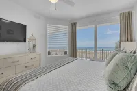 Brand New Luxury, 4 Bedroom/3 Bath, GULF FRONT Condo - Kitchens