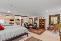 Elegant Studio, 5 Min Walk to Main Street’s Antique Shops & Restaurants! - 4-Sterne
