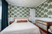 King Bed, Pet Friendly, Main Floor, Walk Downtown - Apartemen