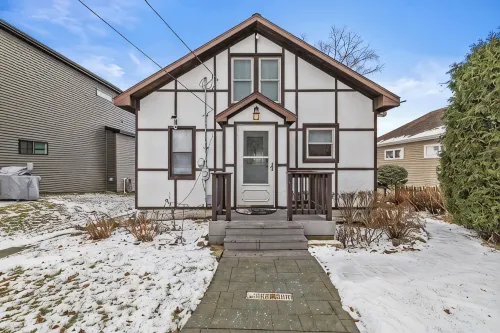 Charming 2-bedroom Lake House Directly on Cross Lake - 4-Star