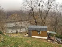 Tiny home overlooking the river with SPECTACULAR VIEWS and lots of extras! - WiFi