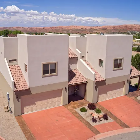 DW7 Spacious Cowboy-Themed Condo near Arches National Park With Hot Tub!