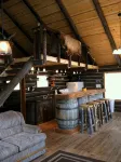 Riverfront Log Cabin, minutes away from your outdoor adventure - 샬레 호텔