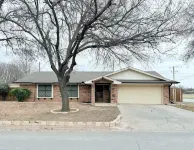 Spacious, Bright & Central Brownwood Home - Wifi