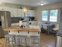 Cheerful mid-town home close to Bass Pro, shopping and local eateries. - 4-Star