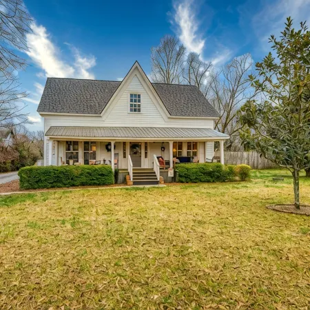 Walk Downtown! Large Pool, Hot tub, Fire pit, Close to EVERYTHING!