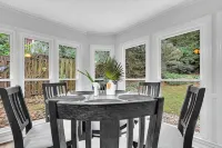 Exclusive Hanover Retreat Near Mall of GA - Bungalows