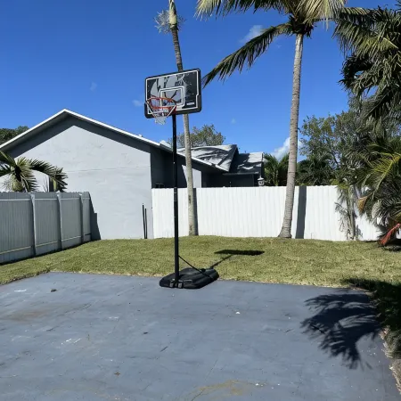SW Miami Oasis with Playroom & Basketball Hoop