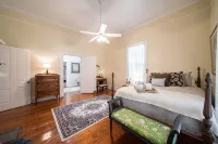 5 Miles to Callaway Gardens and walking distance to shops and restaurants. - Boutique