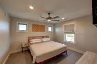 Playroom, Basketball & Pool; Lakefront w/ Sound & Sunset Views; Dog Friendly - 4つ星