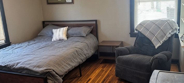 Charming 3-bedroom house in very quiet neighborhood with AC and WiFi. Hotels in Reno County