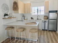 Calm and coastal self contained unit in the heart of Merewether - Wifi