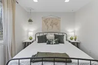 Rustic Chalet Retreat w/ Hot Tub - 3-Sterne