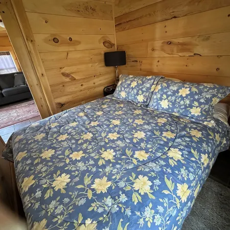 Cozy 1 bedroom cabin a few steps from Gardner Lake
