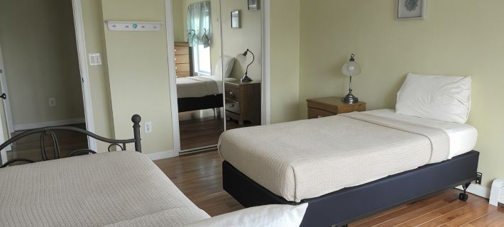 Mountain side house with game room, hot tub, firepit 1 mile from Lambertville Hotels in Hunterdon County