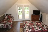 Cozy Bears Den Cabin just off Lake Kokanee - 4-Sterne