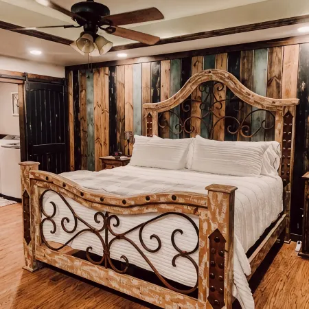 The Rustic Gem!! 3 Bedroom/2 Bath House