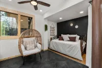 Bella Vista Cabin on the Lake with Hot Tub, Canoes, Beautiful Views, EV Charger. - Chalets