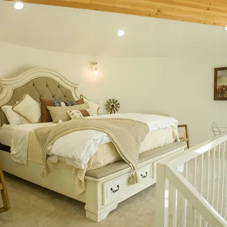 Unique stay in a modern grain bin home 2 miles from the famous hot pools!