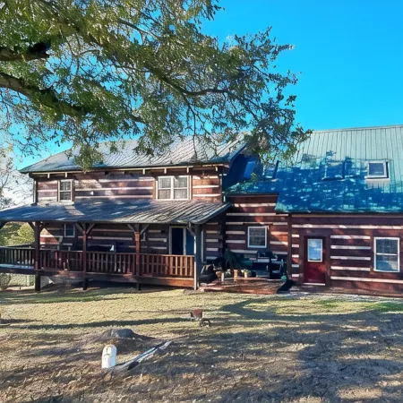 Luxurious cabin, mountain views near the Smokies! Pet and family friendly!