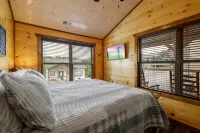 Indoor Pool, BunkRoom, Hot Tub, 1.5 Mile to Strip - Private Pool