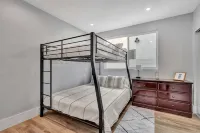 Steps to 2nd Street Dining and Shopping, Entire House In Belmont Shore - balcon