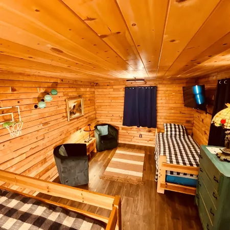 The Creek-Side Cabin: Spa, Fire Pit, 5 Star, AC, Big Deck, Quiet, Walk to Town