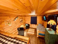 The Creek-Side Cabin: Spa, Fire Pit, 5 Star, AC, Big Deck, Quiet, Walk to Town - Chalets