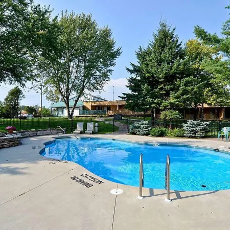 Super 8 by Wyndham Gananoque        Country Squire Resort