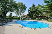 Super 8 by Wyndham Gananoque        Country Squire Resort - Pools