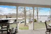 Miller Lakehouse.  Pontoon Available to Rent - Homestays