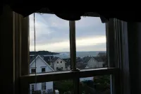 Mendocino Village Water Tower - Ocean & Garden Views - Wifi