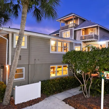 Elegant 2 Br + Den / Heated Pool / Steps to Siesta Beach